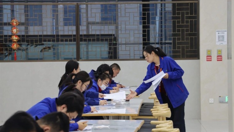 刘化化工公司发展出产一线职工“学业务、、、强技术”职工劳动和技术较量活动